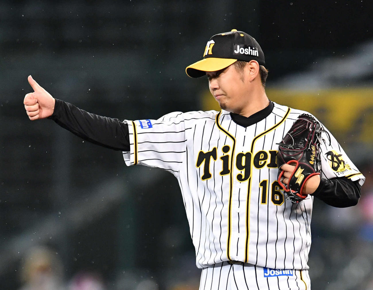 3回表広島1死、上本の遊ゴロをさばいた木浪にサムズアップポーズを見せる西勇（撮影・岩下翔太）
