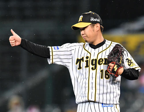 3回表広島1死、上本の遊ゴロをさばいた木浪にサムズアップポーズを見せる西勇（撮影・岩下翔太）
