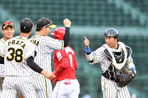 広島に連勝し、大山にサムアップする梅野（右端）ら阪神ナイン（撮影・岩下翔太）