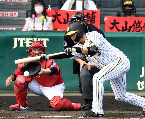 3回裏阪神無死一、二塁、大山は投前送りバントを決める（撮影・前岡正明）