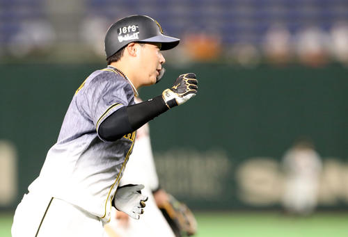巨人対阪神　9回表阪神1死一塁、大山は左越え2点本塁打を放つ（撮影・加藤哉）