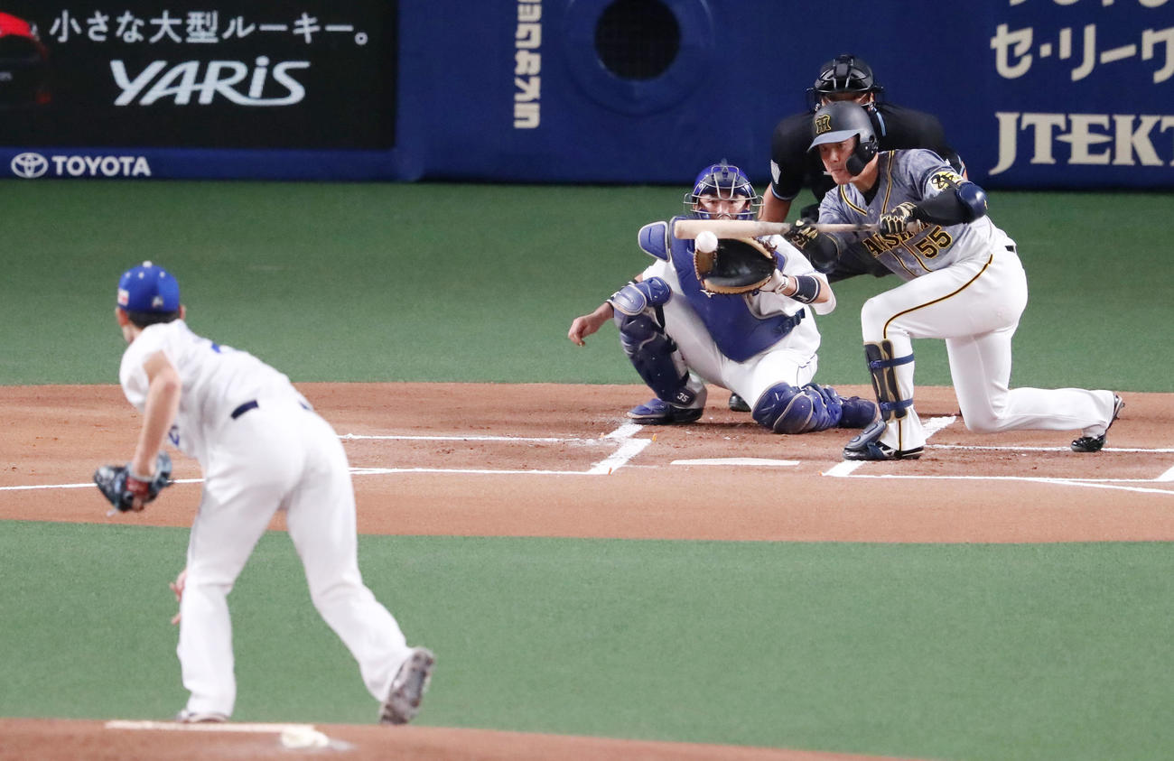 中日対阪神　1回表阪神無死二塁、陽川はバントを試みるが…（撮影・加藤哉）