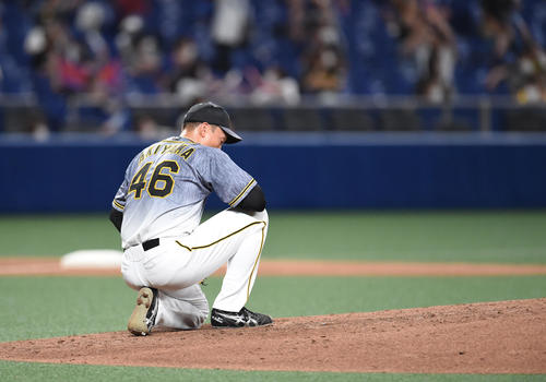 中日対阪神　4回裏中日2死二、三塁、阿部に3点本塁打を打たれガックリの阪神秋山（撮影・森本幸一）