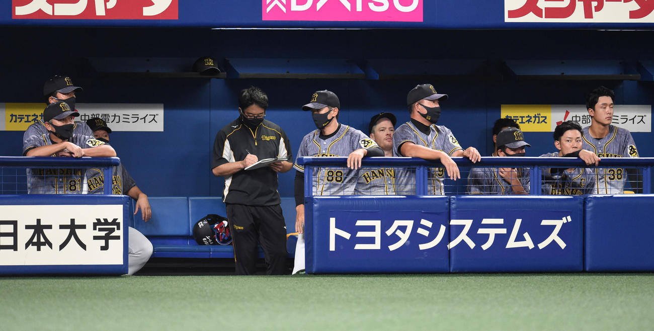 中日対阪神　試合終了、連敗しがっくりと引き揚げる矢野監督（撮影・森本幸一）