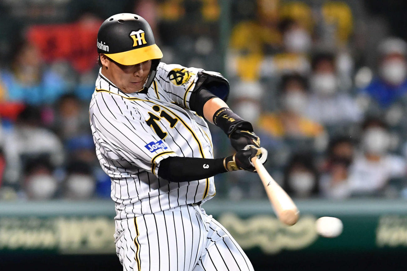 阪神対DeNA　7回裏阪神2死、大山は左前安打を放つ（撮影・岩下翔太）