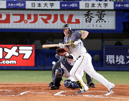 6回表阪神無死一塁、バントを失敗するサンズ（撮影・狩俣裕三）