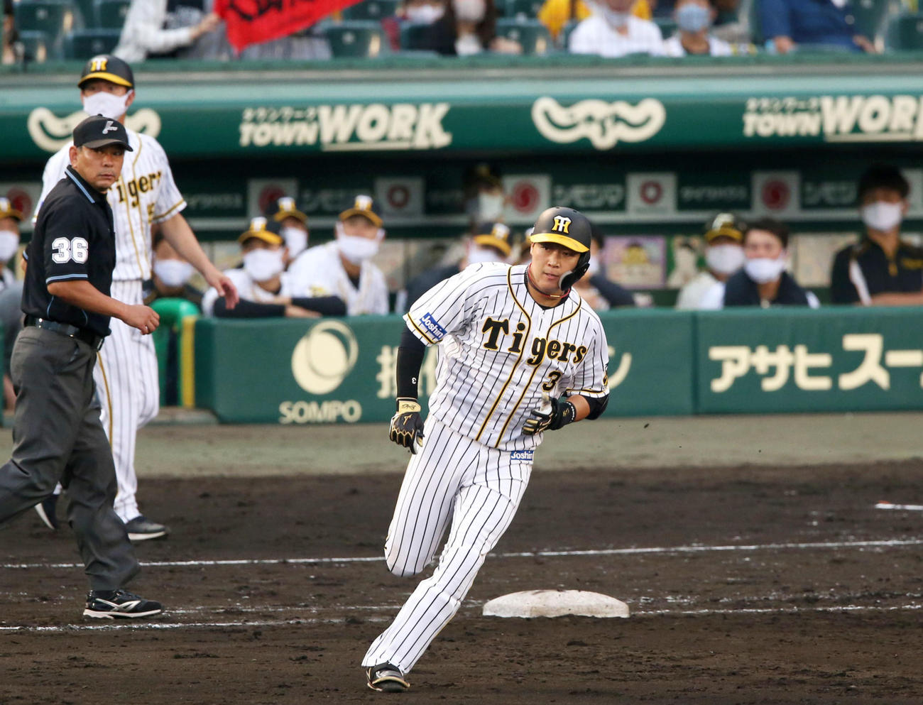 阪神対巨人　9回裏阪神無死、大山は右に二塁打を放つ（撮影・上山淳一）
