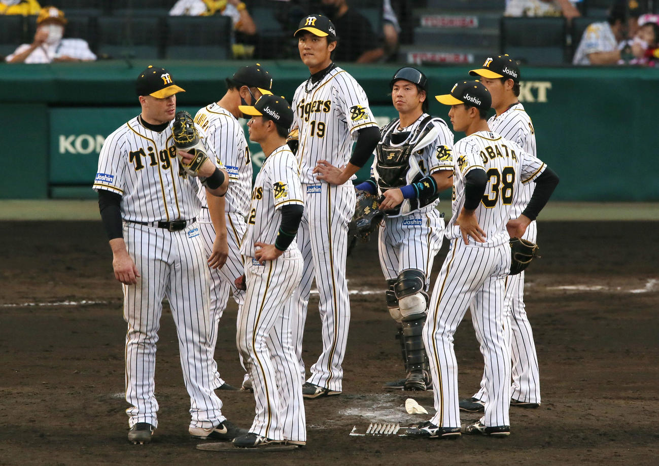 阪神対巨人　7回表巨人1死二、三塁、藤浪（中央）は松原に中前2点適時打を打たれ降板となる（撮影・上山淳一）