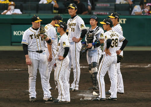 阪神対巨人　7回表巨人1死二、三塁、藤浪（中央）は松原に中前2点適時打を打たれ降板となる（撮影・上山淳一）