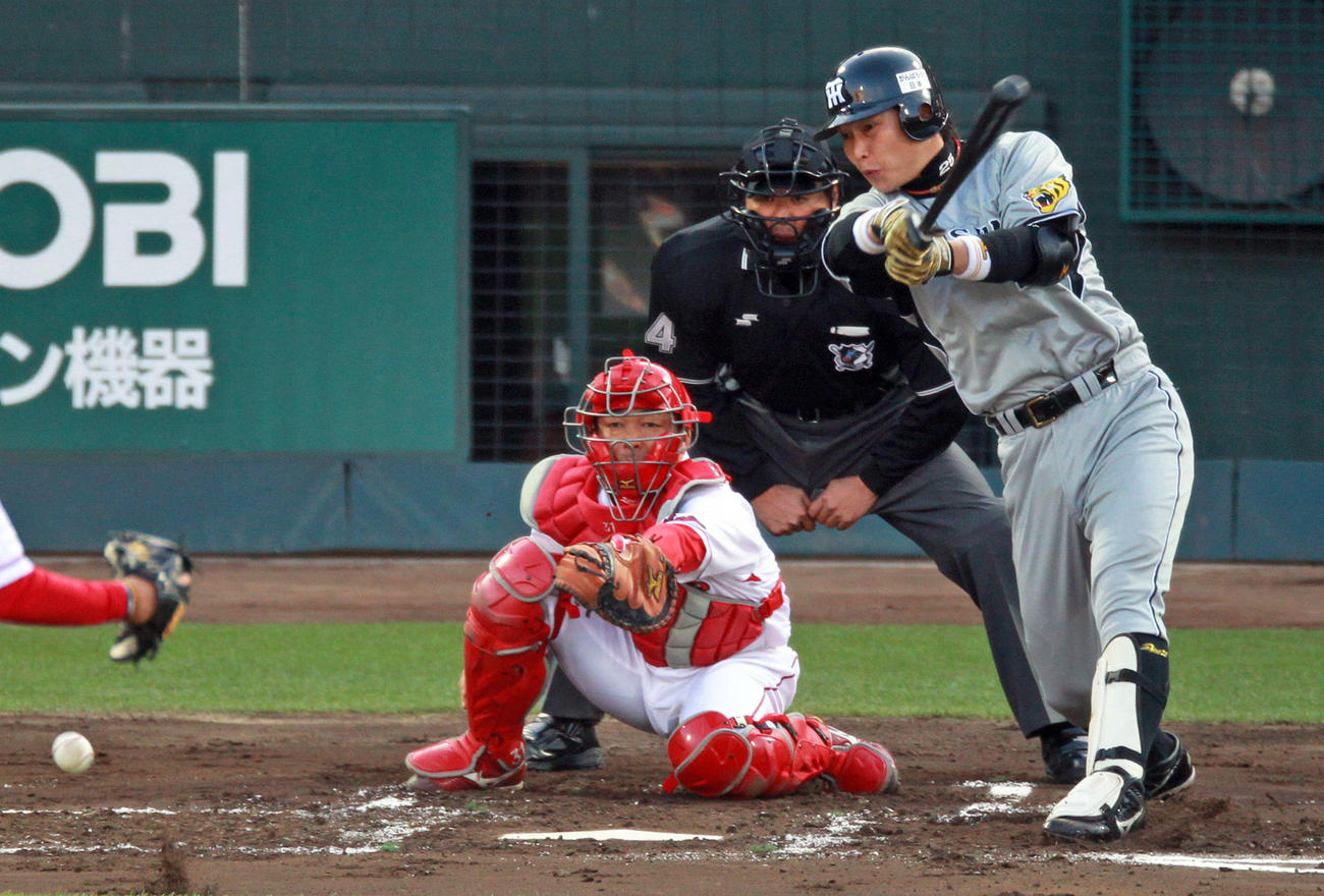 11年4月28日、好機で二ゴロ併殺打に倒れる阪神新井貴浩