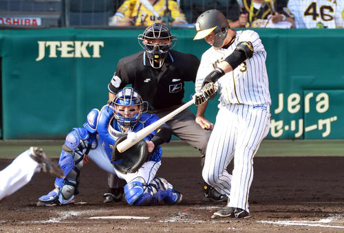 阪神対DeNA　5回裏阪神1死一塁、左越えに25号の逆転2点本塁打を放つ大山（撮影・清水貴仁）