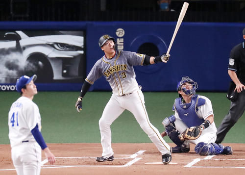 中日対阪神　1回表阪神2死三塁、大山は左越え2点本塁打を放つ（撮影・加藤哉）