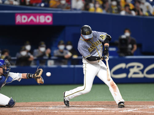 中日対阪神　8回表阪神2死一、三塁、空振り三振に倒れる大山（撮影・森本幸一）