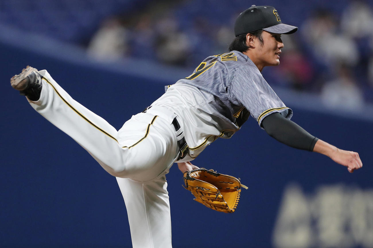 中日対阪神　5回裏、阪神3番手で登板する藤浪（撮影・前田充）