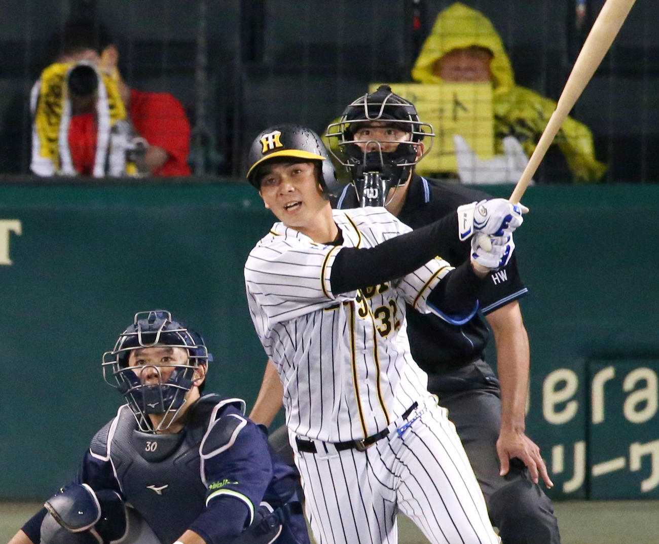 阪神対ヤクルト　8回裏阪神無死一塁、井上は中越えにプロ初安打となる適時二塁打を放つ（撮影・上山淳一）