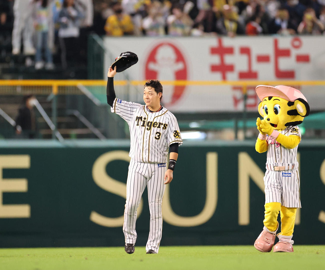 阪神対ヤクルト　試合後、ファンにあいさつする大山悠輔（撮影・清水貴仁）