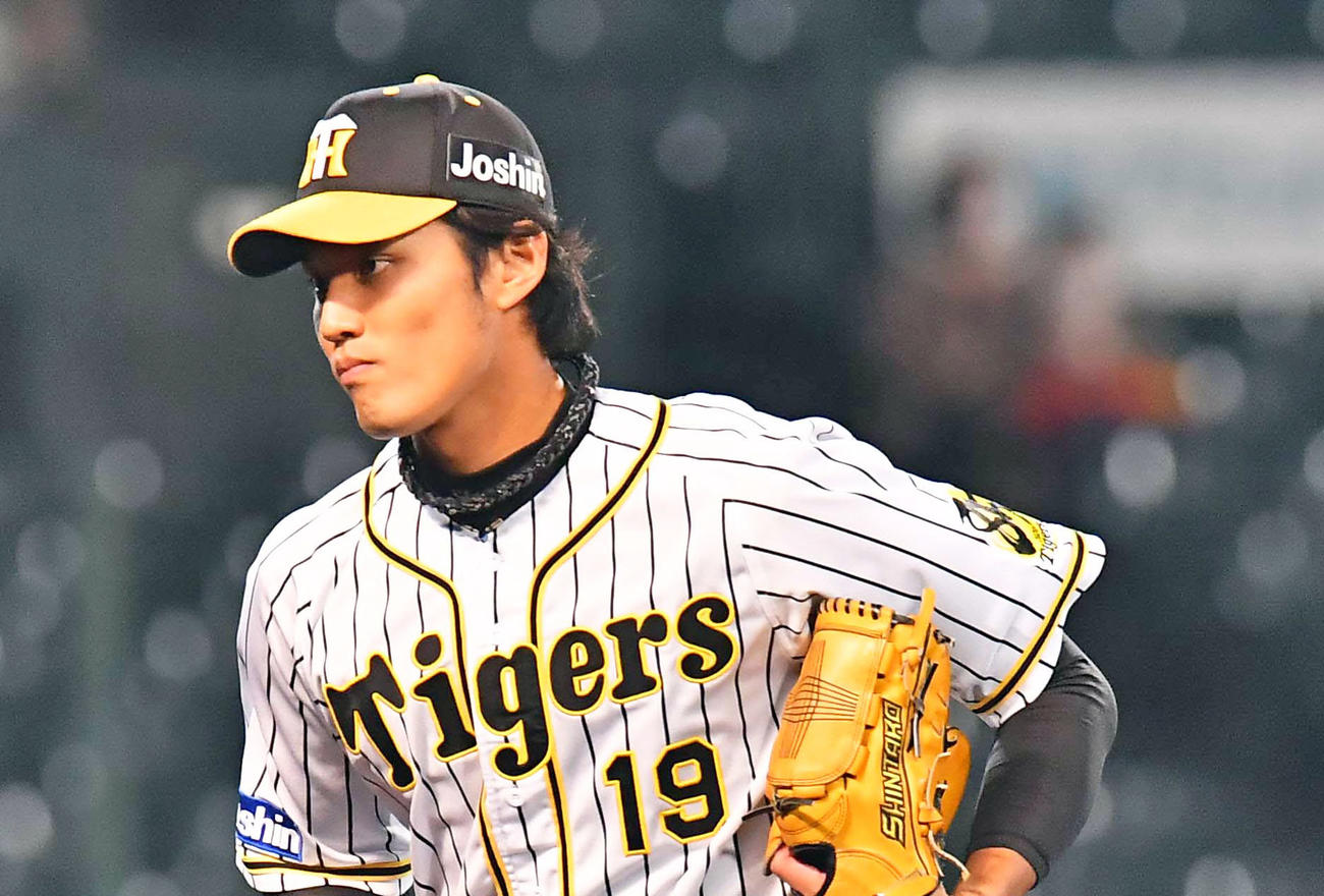 阪神対ヤクルト　162キロのストレートを投げた藤浪は3者三振にしとめベンチに引き揚げる（撮影・上田博志