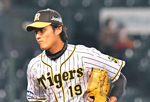 阪神対ヤクルト　162キロのストレートを投げた藤浪は3者三振にしとめベンチに引き揚げる（撮影・上田博志