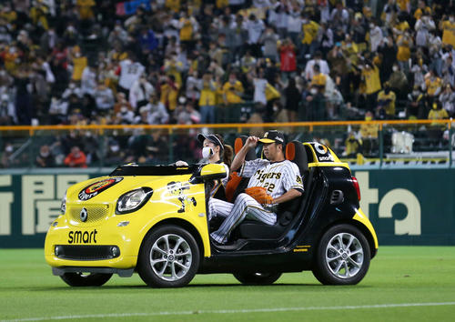 阪神対広島　6回、阪神3番手で藤川がコールされリリーフカーでマウンドに向かう（撮影・上山淳一）