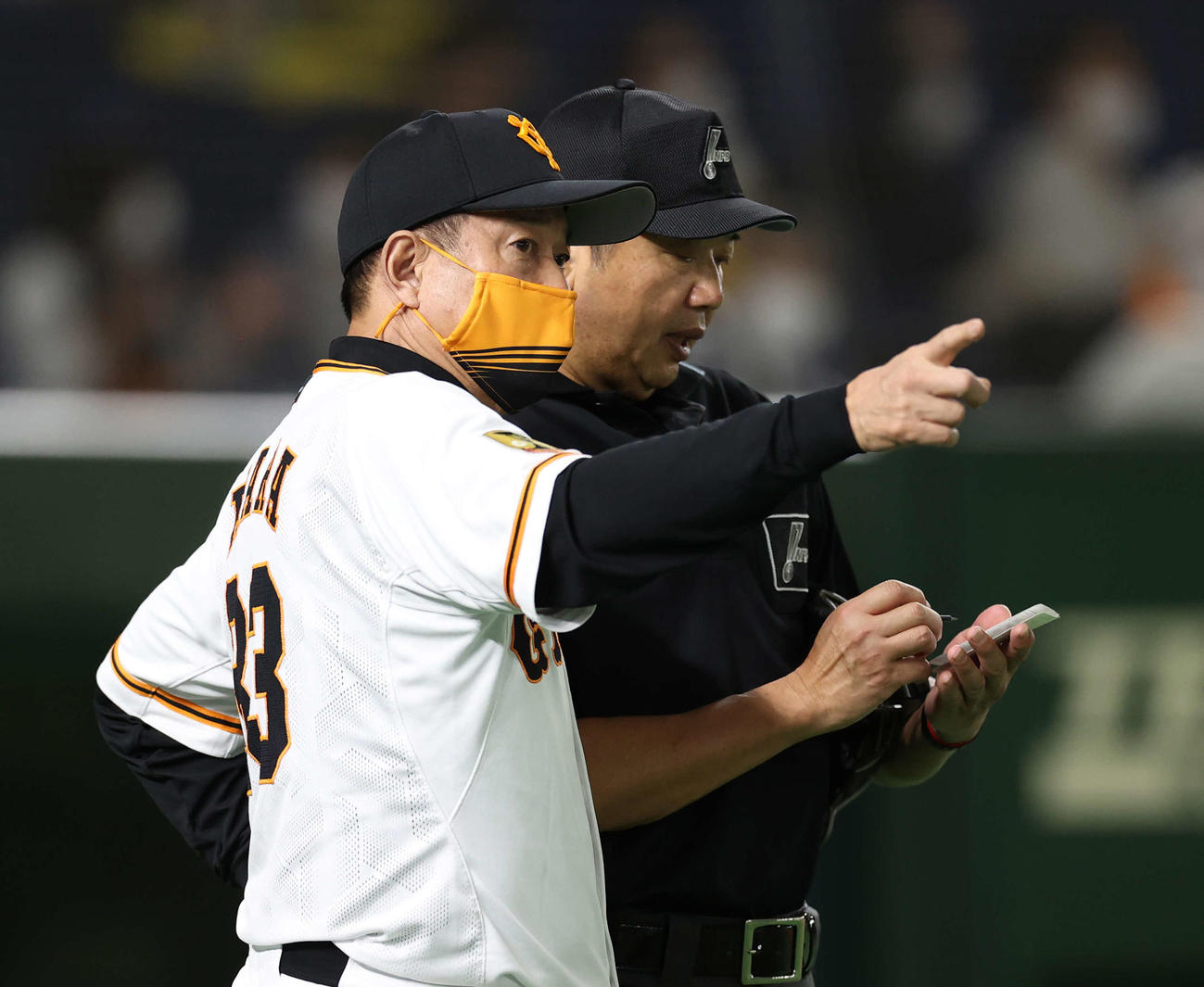巨人対阪神　9回表を前に選手交代を告げる原監督（撮影・河野匠）