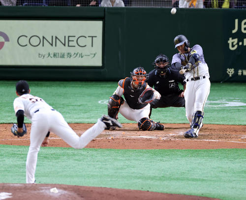 巨人対阪神　5回表阪神2死二塁、陽川は左越え2点本塁打を放つ。投手畠（撮影・浅見桂子）