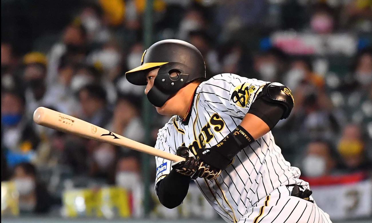 阪神対中日　5回裏阪神1死三塁、中前に適時打を放つ大山悠輔（撮影・上田博志）