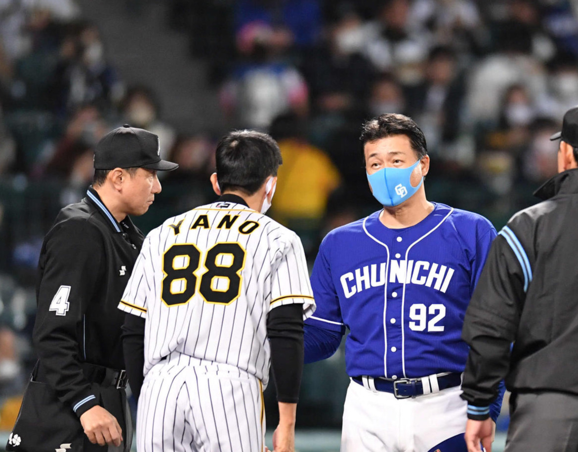 阪神対中日　試合前、矢野監督とメンバー表を交換する与田監督（撮影・岩下翔太）