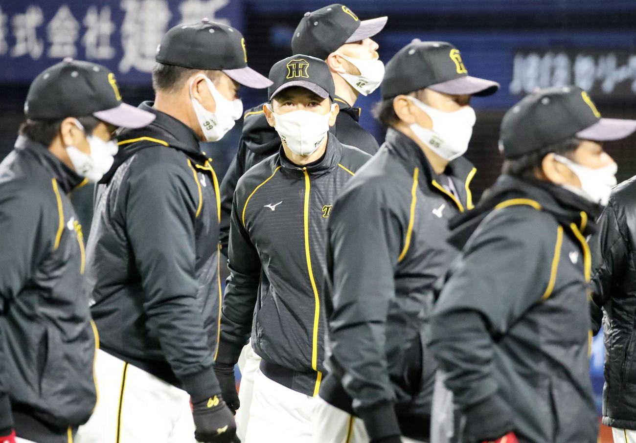 DeNA対阪神　DeNAと引き分けナインを出迎えた矢野監督だったが…（撮影・加藤哉）