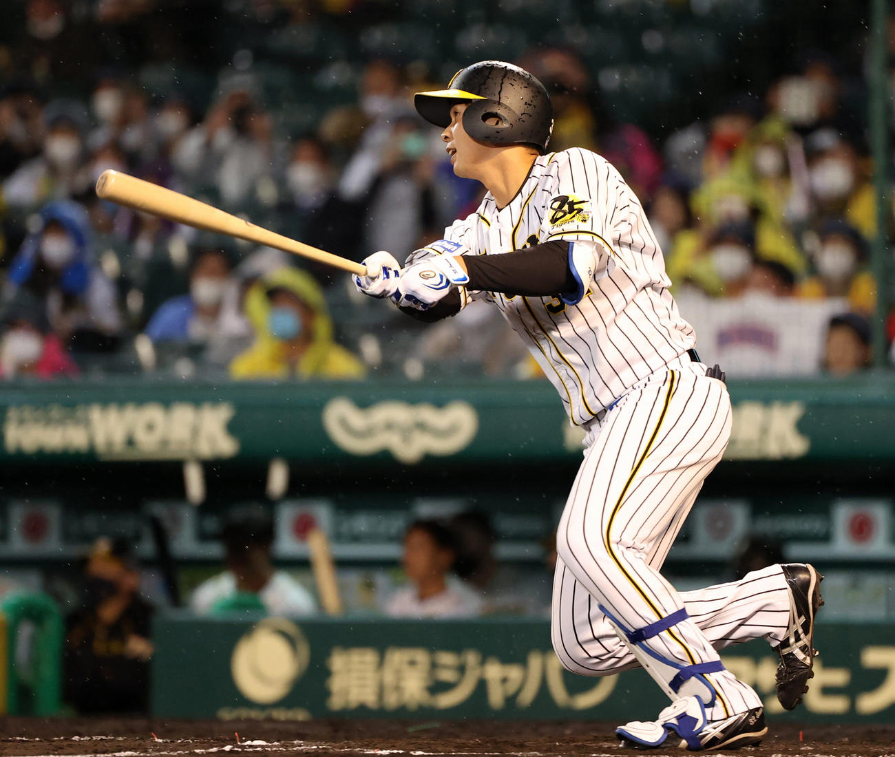 10月16日ヤクルト戦の8回にプロ初安打、初適時打、初打点となる適時二塁打を放つ井上広大