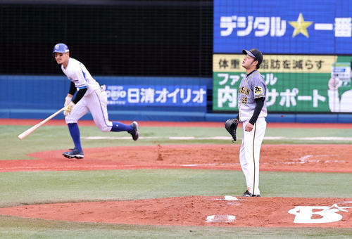 DeNA対阪神　5回裏DeNA2死二塁、梶谷に中前適時打を許しがっくりの高橋（撮影・浅見桂子）