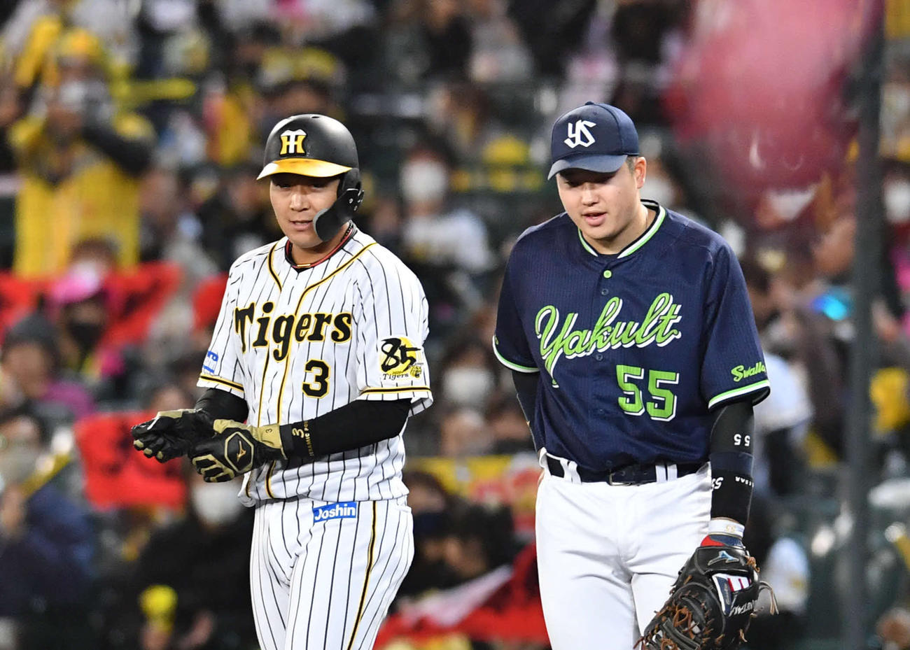 阪神対ヤクルト　4回裏阪神2死二塁、大山は左前適時打を放ち、一塁で村上（右）と話す（撮影・岩下翔太）