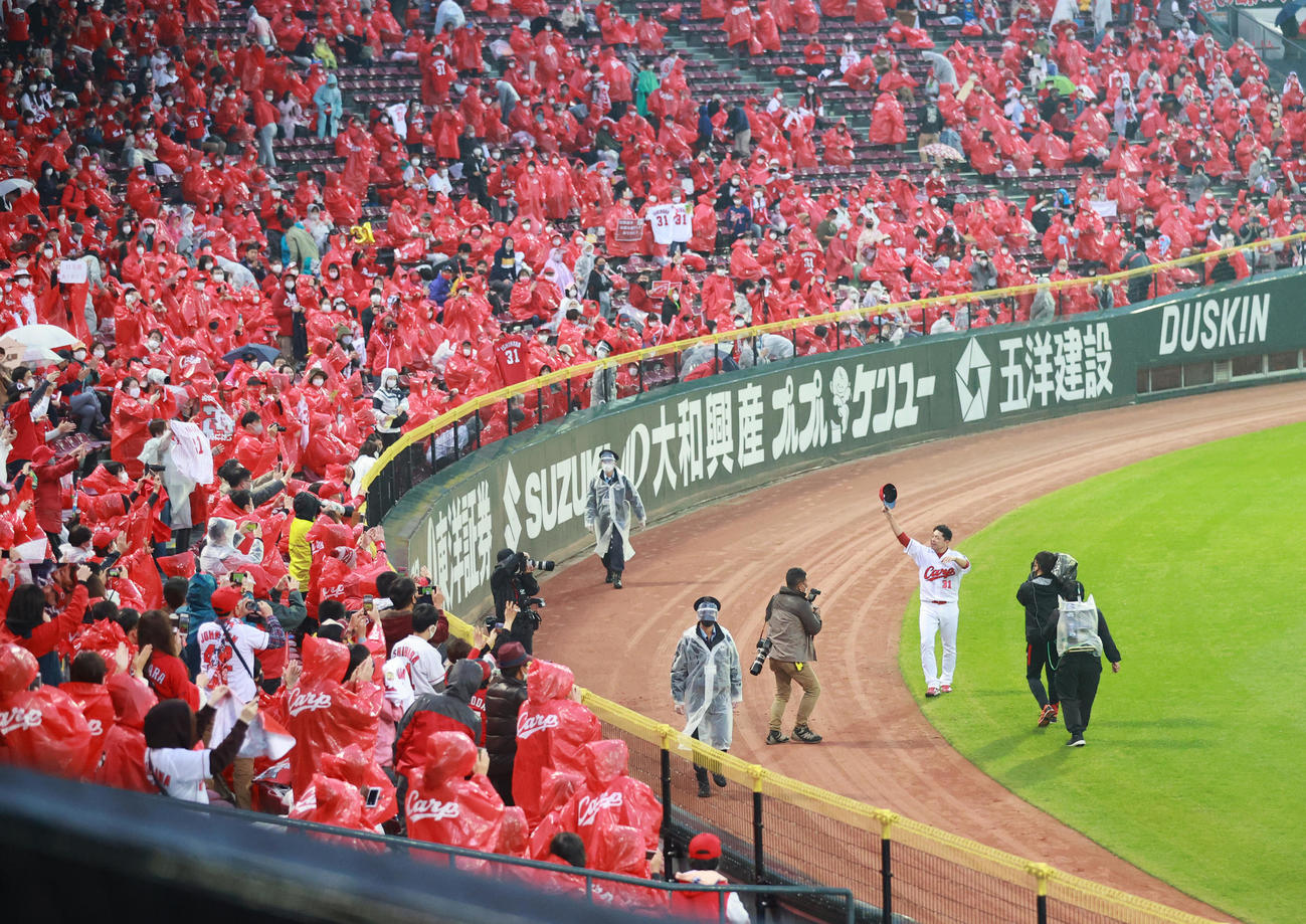 広島対阪神　引退セレモニーで場内1周しファンにあいさつする石原慶（撮影・清水貴仁）