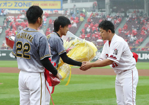 広島対阪神　能見（中央）、藤川（左）から花束を受け取る石原慶（代表撮影）