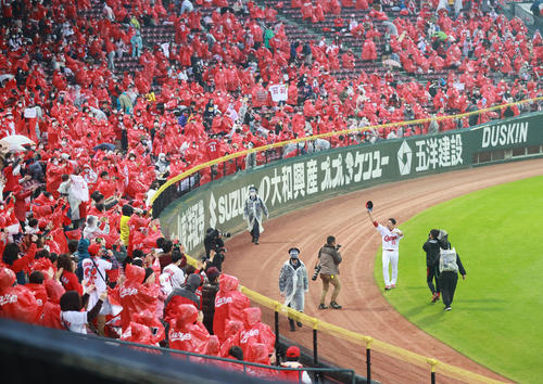 広島対阪神　引退セレモニーで場内1周しファンにあいさつする石原慶（撮影・清水貴仁）