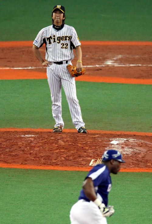 08年10月20日、ウッズ（右）に2点本塁打を浴びた藤川