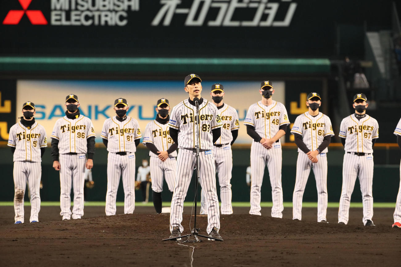 シーズンを終えファンの前であいさつする矢野監督
