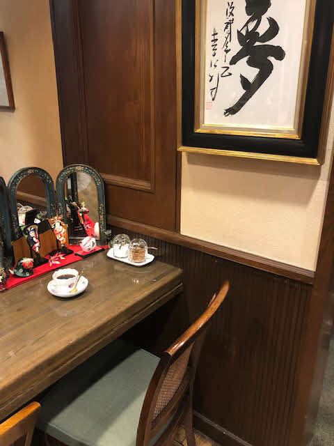 命日の「尾賀」では、星野さんが座っていた〝指定席〟にコーヒーが置かれる