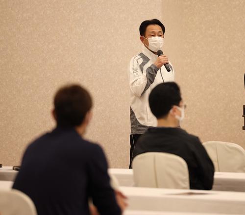 1軍全体ミーティングで選手に話をする川相昌弘臨時コーチ（球団提供）