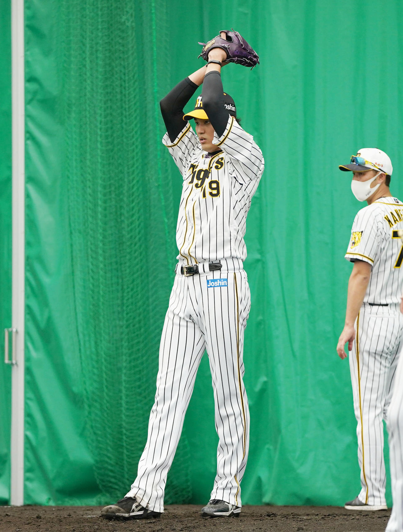 ブルペンで振りかぶって投球する藤浪（撮影・前田充）
