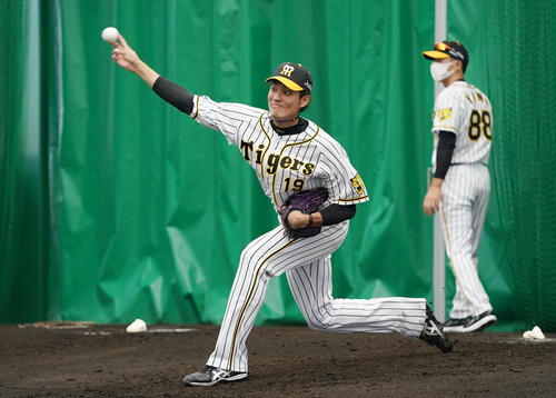 ブルペンで投球する阪神藤浪。右は矢野監督（撮影・前田充）