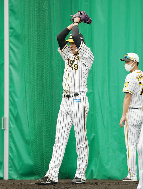 ブルペンで振りかぶって投球する藤浪（撮影・前田充）