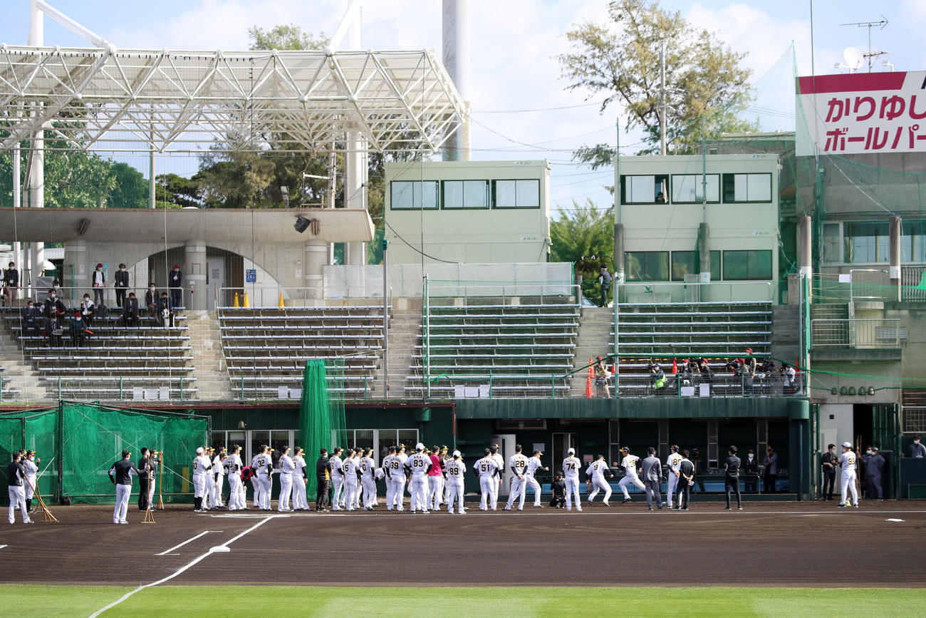 2月1日、無観客の中で練習する阪神ナイン