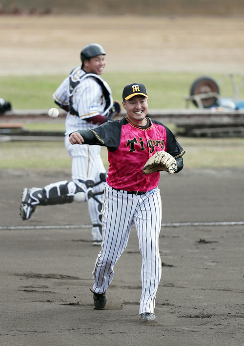 投内連係で笑顔を見せる阪神秋山。後方は梅野（撮影・前田充）