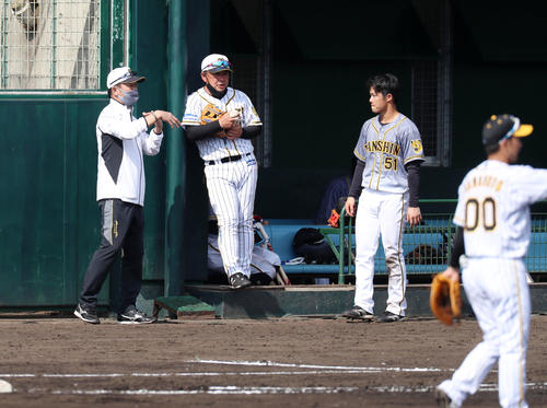 紅白戦　4回表紅組攻撃前にベンチで川相臨時コーチ（左）によるアドバイスが中野（右）へ送られた、中央は久慈コーチ（撮影・加藤哉）