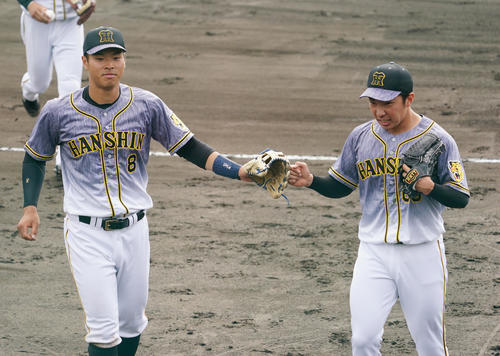 練習試合　中日対阪神　9回、最後を締め佐藤輝明（左）とタッチを交わす石井大智（撮影・清水貴仁）