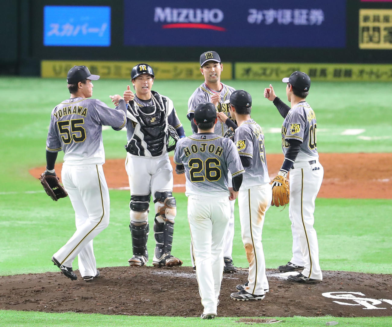 ソフトバンク対阪神　最後を締めた加治屋（中央）とグータッチする阪神ナイン（撮影・梅根麻紀）