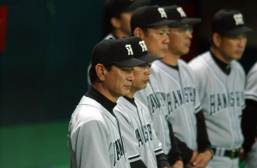 ダイエー対阪神　ダイエー優勝のセレモニーを見つめる星野仙一監督（03年10月27日）