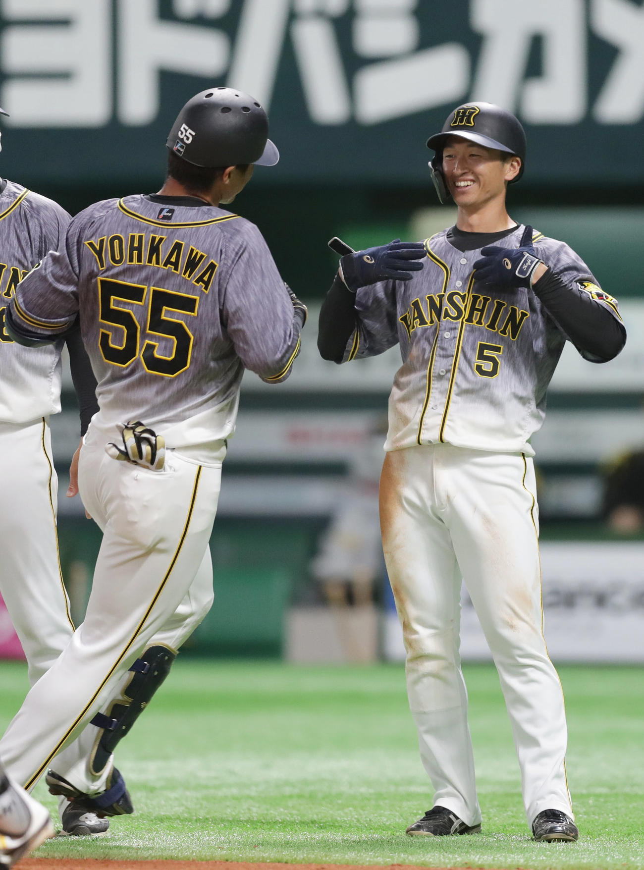 ソフトバンク対阪神　6回表阪神1死一塁、2点本塁打を放った陽川（左）をゴリラポーズで迎える近本（撮影・前田充）
