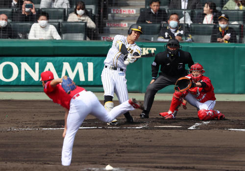 阪神対広島　1回裏阪神2死一、二塁、佐藤輝は右前適時打を放つ、投手は矢崎（撮影・加藤哉）