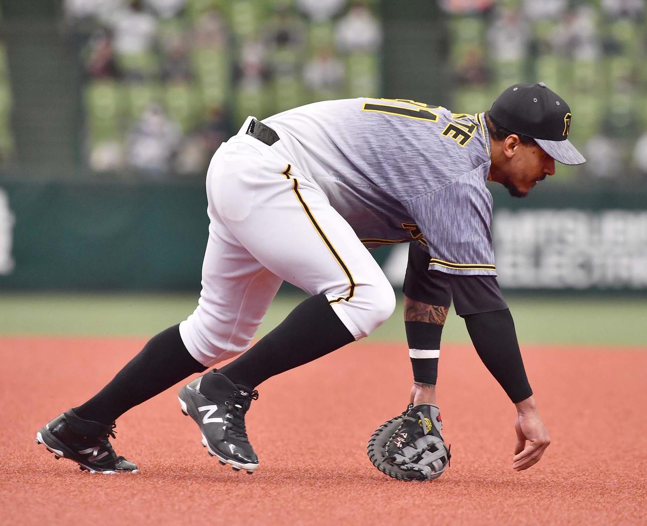 西武対阪神　2回裏西武1死一、二塁、木村のゴロを後逸するマルテ（撮影・上田博志）